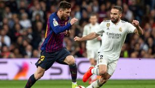 Messi lleva disputa el balón con Dani Carvajal