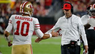 El coach Shanahan felicita a Garoppolo por su gran actuación