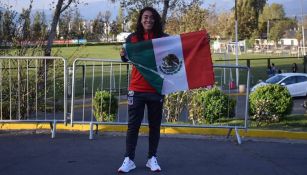 Perla Morones, con la bandera de México