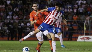 Oribe Peralta lucha por el balón en el juego contra Correcaminos