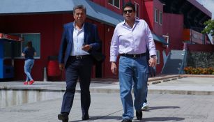Fidel Kuri camina junto a Raúl Arias