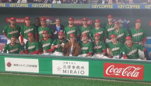 Tri de Beisbol posa junto a la embajadora de México en Japón