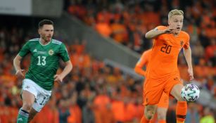 Donny van de Beek manejando el balón en el partido entre Irlanda del Norte y Holanda