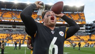 Devlin Hodges celebra el triunfo de Steelers ante Cleveland