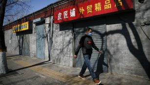 Una persona caminando por las calles de China con cubrebocas