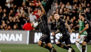 Carlos Vela celebrando un gol con LAFC