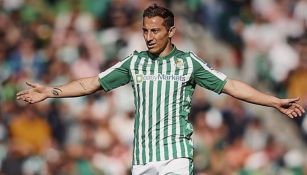 Guardado, durante un partido del Betis