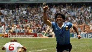 Maradona festeja una anotación