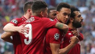 Arnold y Salah en festejo de gol con Liverpool