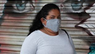 Mujer usa una máscara protectora en la CDMX