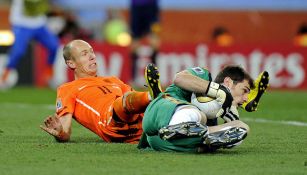 Iker Casillas en jugada con Arjen Robben