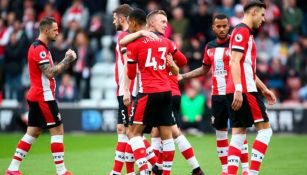 Jugadores del Southampton se abrazan tras un partido