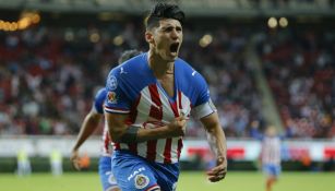 Alan Pulido celebra un gol con Chivas