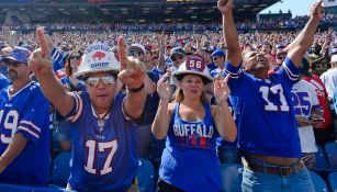 Fans de los Bills celebran en el estadio