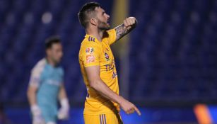 Gignac en festejo de gol