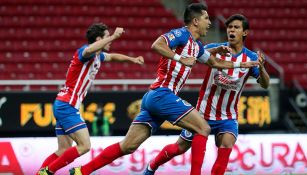 Jugadores de Chivas festejan gol contra Rayados