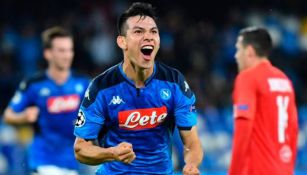 Chucky Lozano durante un duelo con el Napoli