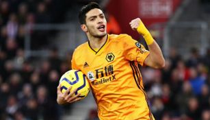 Raúl Jiménez en partido con los Wolves