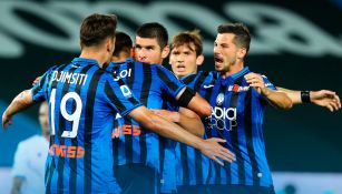 Jugadores del Atalanta celebran el gol del triunfo