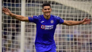 Lucas Passerini celebra un gol con Cruz Azul 