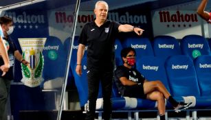 Javier Aguirre da instrucciones durante un duelo del Leganés