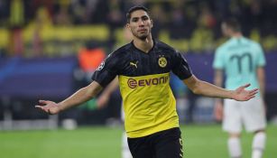 Achraf Hakimi durante un duelo con el Borussia Dortmund