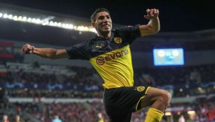 Achraf Hakimi festeja un gol con el Borussia Dortmund 
