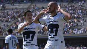 Carlos González festeja un gol con Pumas 