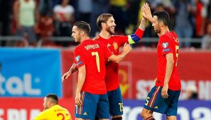 Ramos y Busquets durante un duelo con España 