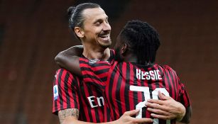 Ibrahimovic se abraza con Kessie tras un gol del Milan