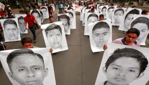 Familiares, estudiantes y simpatizantes de los 43 jóvenes desaparecidos de Ayotzinapa