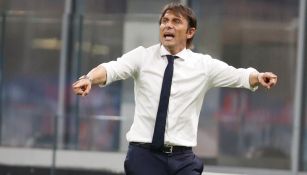 Antonio Conte da indicaciones en un duelo del Inter de Milan 