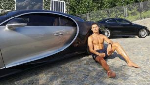 Cristiano Ronaldo con su nuevo automovil