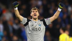 Iker Casillas en festejo con el Porto