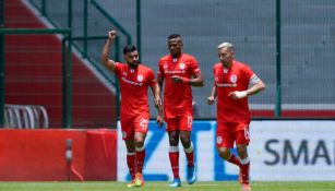 Canelo, Estrada y Sambueza celebran gol de la victoria