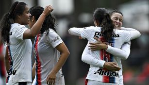 Jugadoras de Chivas Femenil festejan uno de los goles
