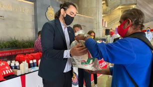 Amaury Vergara entrega los paquetes de comida a las personas 
