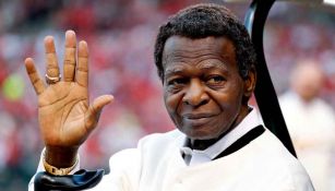 Lou Brock recibe la muestra del cariño de la afición de los los Cardenales de San Luis 