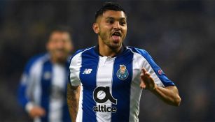 Tecatito Corona festeja un gol con Porto 