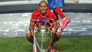 Thiago posa con el trofeo de la Champions League 