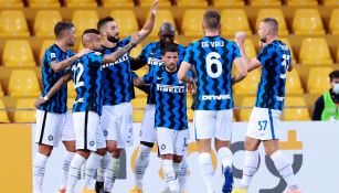 Jugadores del Inter festeja una anotación con Lukaku 