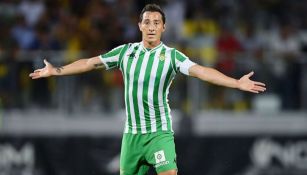 Andrés Guardado durante un duelo con el Betis en España 