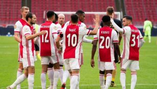 Jugadores del Ajax celebran gol vs Heerenveen