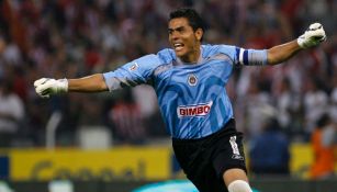 Oswaldo Sánchez durante un partido con Chivas en 2006 