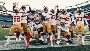Jugadores de los 49ers festejan una anotación