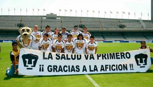 Jugadores de Pumas muestran una manta antes del partido vs Chivas