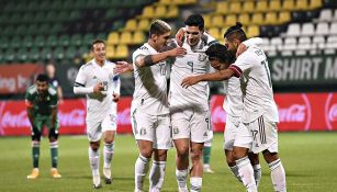 Jugadores de México festejan un gol contra Argelia