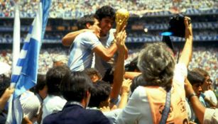 Diego Maradona levantando la Copa del Mundo