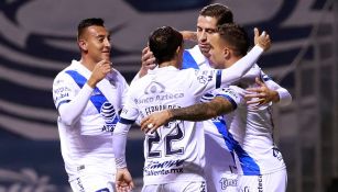 Jugadores del Puebla celebran gol vs San Luis