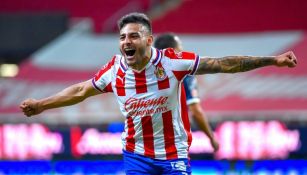 Alexis Vega festeja el segundo gol de Chivas 